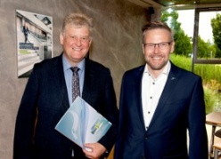 Jürgen Korte, Schulleiter der BBS Lingen und Markus Overberg, Personalleiter der Kampmann GmbH möchten durch den stetigen Austausch die Qualität der Ausbildung sichern.