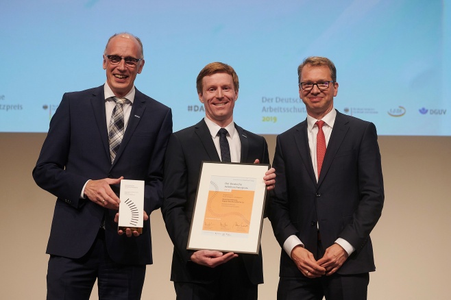 Andreas Mainka, der bei Mainka für das Thema Sicherheit zuständige Henning Rolfes und Laudator Peer-Oliver Villwock aus dem Bundesministerium für Arbeit und Soziales.