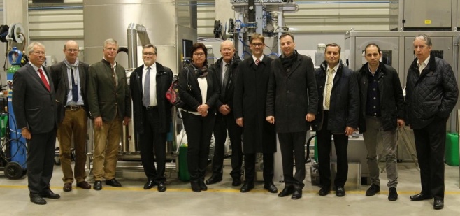 IHK-Vizepräsident Hendrik Kampmann (4. v. r.) und Harald Bunte (3. v. r.) aus dem Niedersächsischen Innenministerium mit den Mitgliedern des Industrie- und Umweltausschusses der IHK.